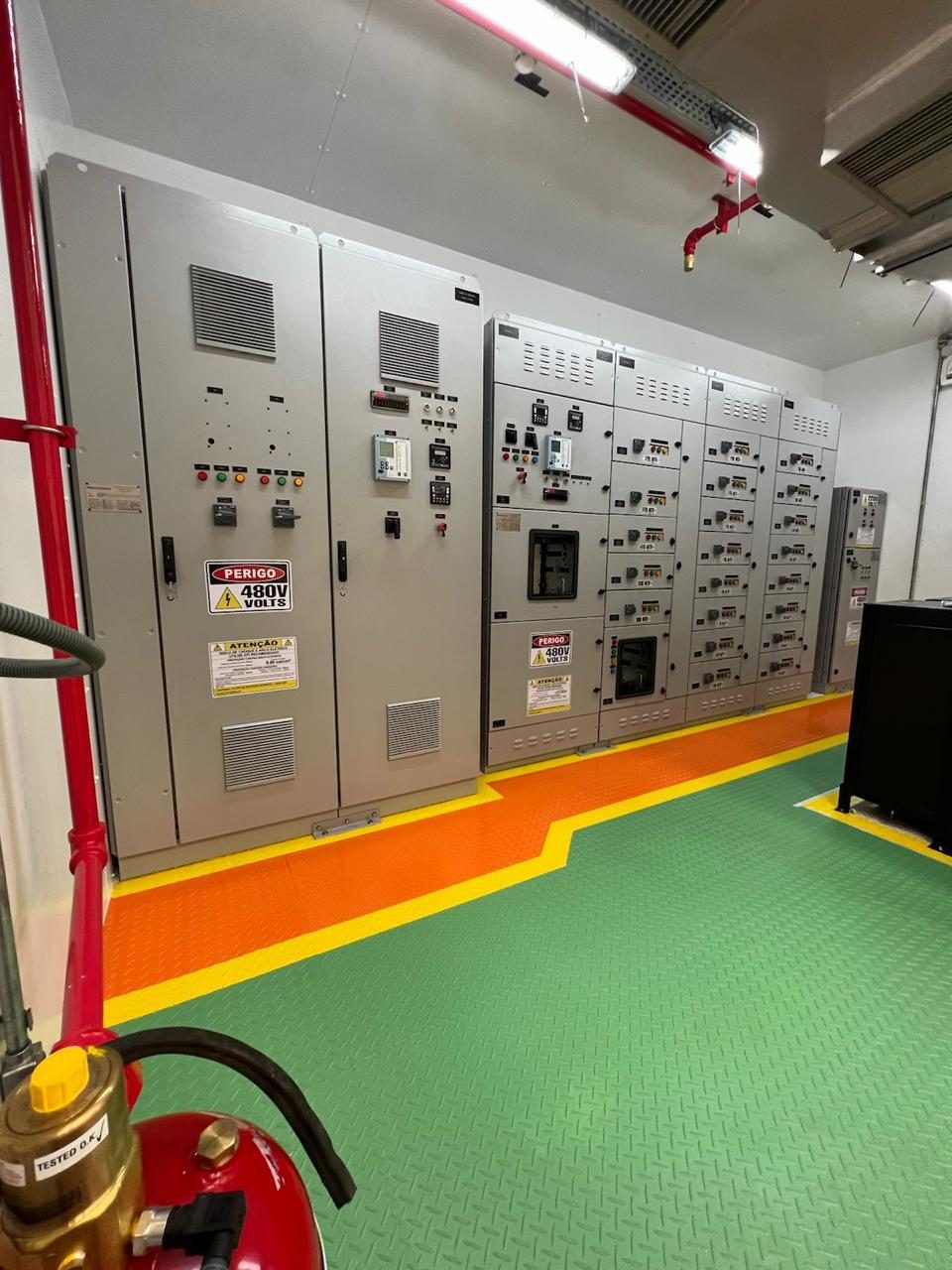Interior com CCMs e painéis elétricos de 480V