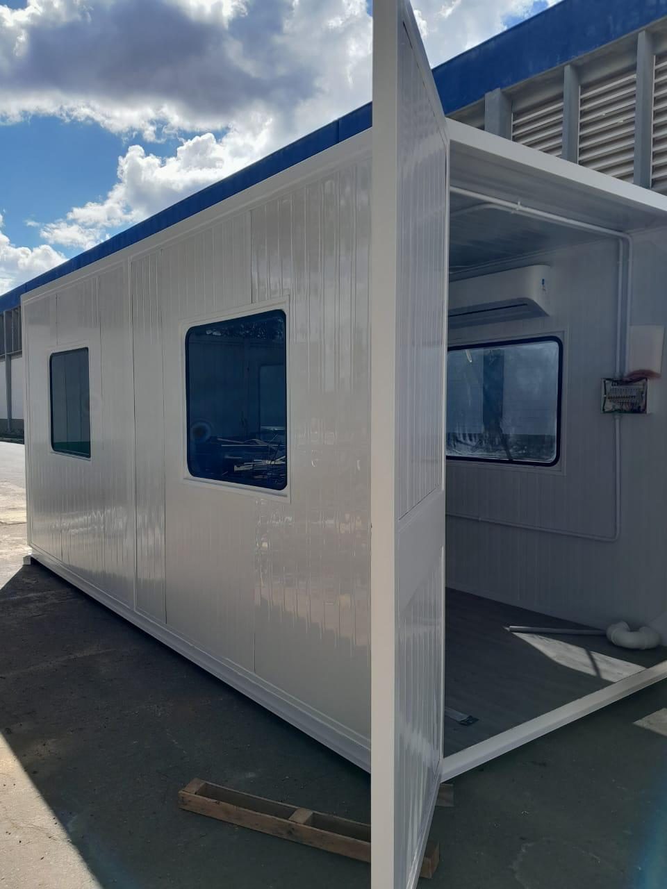 Laboratório modular Connect Modular com painéis isotérmicos